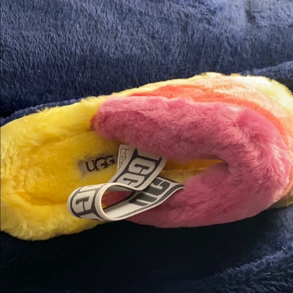 SIZE 8. Women’s UGG slides. Never worn. - Picture 2 of 3